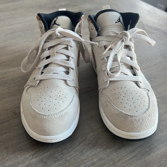 Youth Nike air Jordan's - Picture 2 of 5